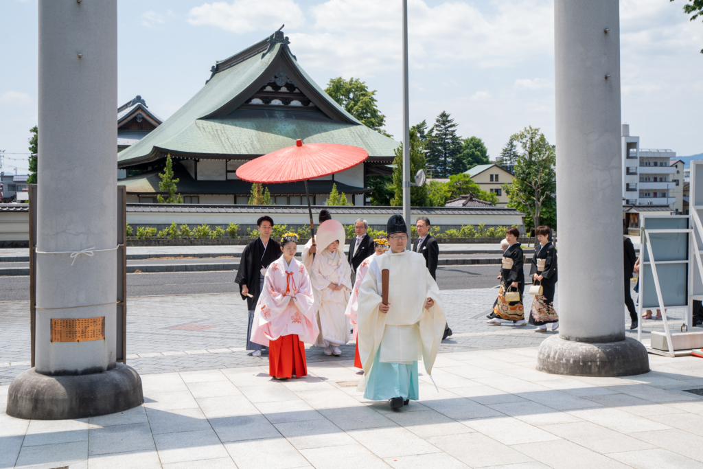 【山形】諏訪神社で叶える結婚式｜神前式・和婚の魅力と費用・実例・口コミ紹介