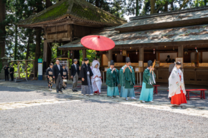 熊野大社の参道を歩く和装姿の新郎新婦