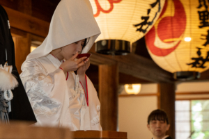 熊野大社の神前式で三々九度を行う新郎新婦