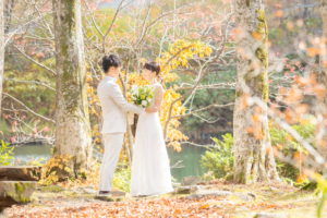 ドッコ沼にて秋の香りに包まれる新郎新婦