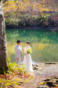 ドッコ沼の前で向かい合う新郎新婦