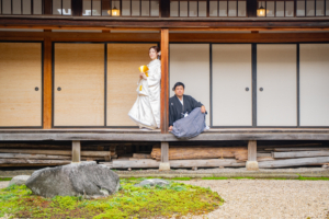 上杉伯爵邸のなかに佇む新郎新婦