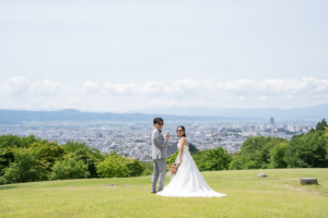 山形市を一望できる悠創の丘で笑いあう新郎新婦